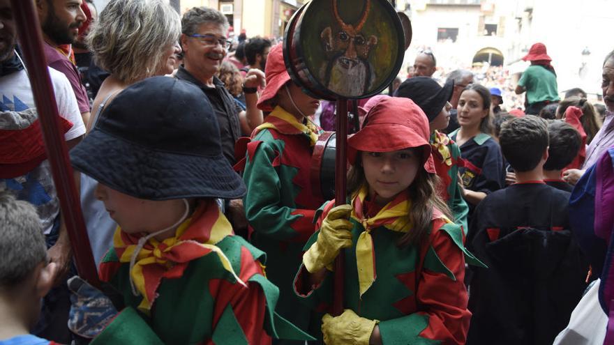 La Patum infantil i els castellers conviden els veïns a treure al carrer  el bestiari domèstic de la festa