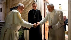 El papa Francisco saluda al Pontífice emérito Benedicto XVI en el monasterio Mater Ecclesiae, en diciembre del 2013.