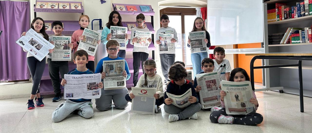 Alumnos posando con ambos periódicos.