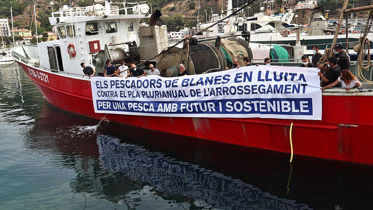 Pescadors de Blanes penjant una pancarta en contra de la nova normativa europea