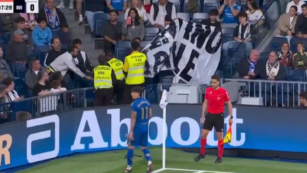 Los de seguridad del Bernabéu quitando una pancarta en contra de Florentino