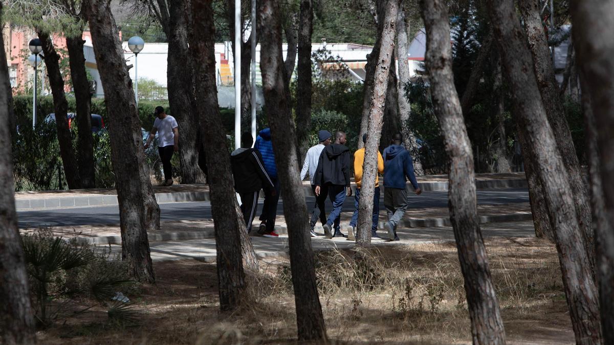 Un grupo de personas pasea por el entorno del Hospital Naval.