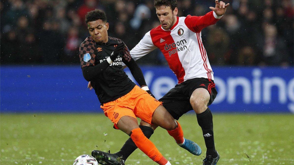 El delantero del PSV Donyell Malen (izquierda) con el brasileño del Feyenoord Eric Botteghin durante el PSV-Feyenoord de la Eredivisie 2019/20