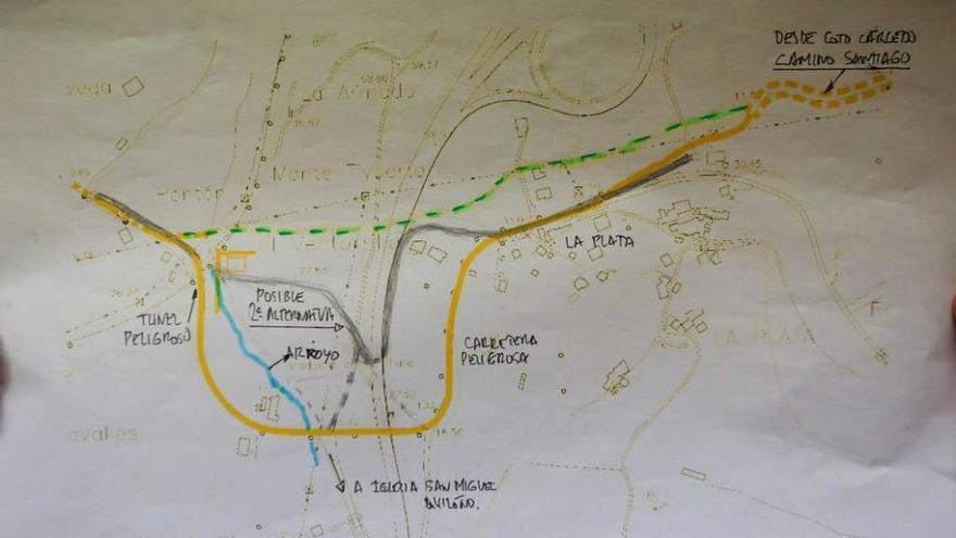 La línea inferior representa el trazado de la actual carretera de La Plata y, la del medio, la nueva propuesta para la senda peatonal.