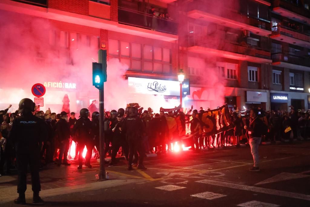 Cientos de aficionados del Valencia CF se reúnen en Mestalla para protestar contra Lim