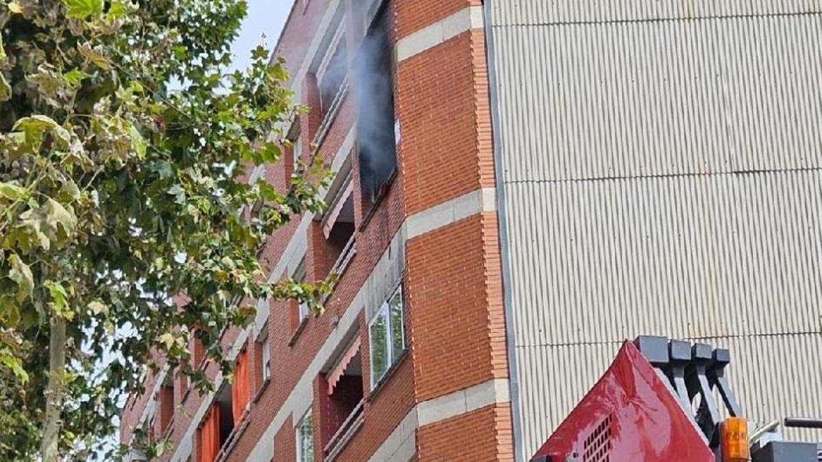 Set persones evacuades i dues mascotes perden la vida en l'incendi d'un estudi a Lloret