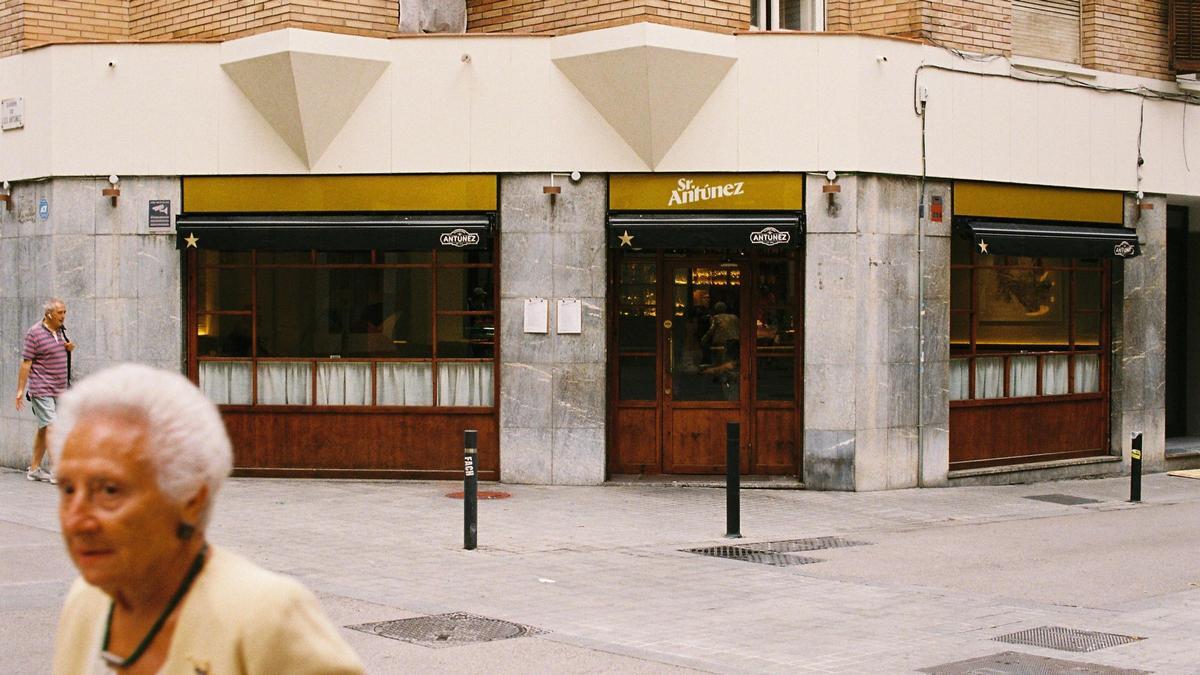 La fachada esquinera del restaurante Sr. Antúnez.