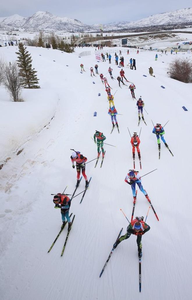 Competidores participan en la prueba de 2x7.5 + 2x6 relevos mixtos en el Solider Hollow Nordic Center durante la Copa del Mundo de Biathlon IBU en Midway, Utah.