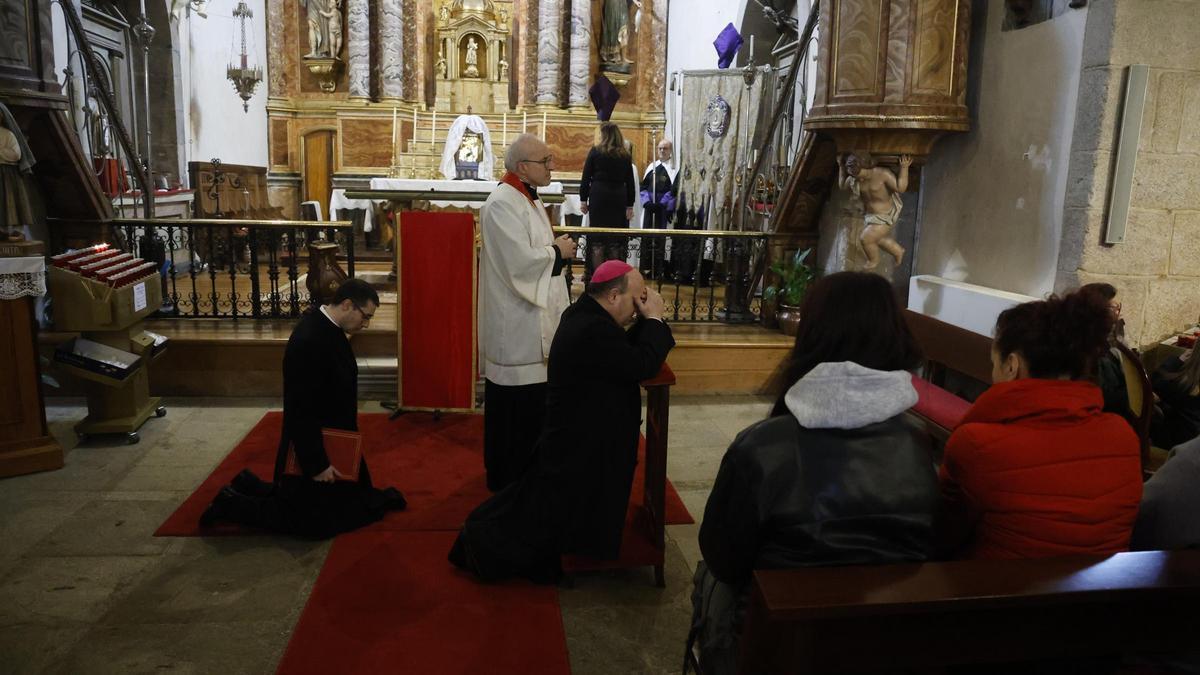 La salida de los pasos para la procesión del Santo Encuentro se ha cancelado por la lluvia. En su lugar, el Arzobispo Monseñor Prieto ha dado el tradicional sermón en la Iglesia de San Miguel do Agro.