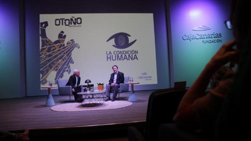 Juan Cruz y Luis Landero (derecha) mantuvieron un animado diálogo durante más de una hora, seguido de preguntas del público.