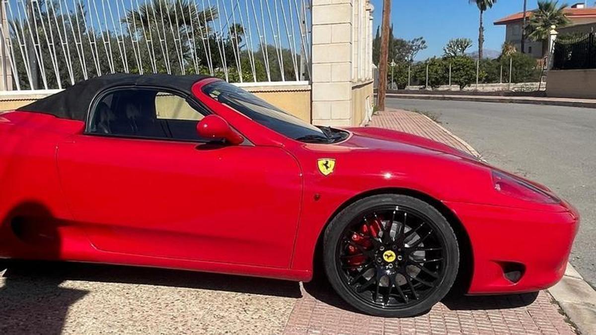 El vehículo, similar a un 360 Spider, usaba de forma ilícita los logotipos y diseños de la marca italiana