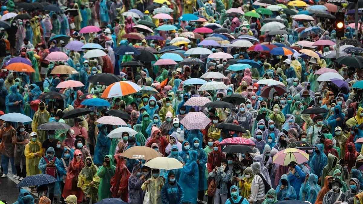 Tailandia censura la cobertura de las protestas prodemocracia de cuatro medios. En la foto, los manifestantes recorren las calles de Bangkok, este domingo 18 de octubre.