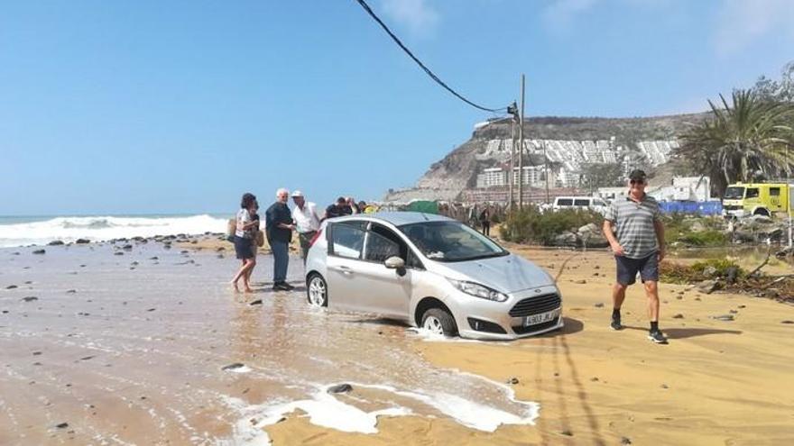 Unos turistas entran con el coche a la playa de Taurito y se queda enterrado en la arena