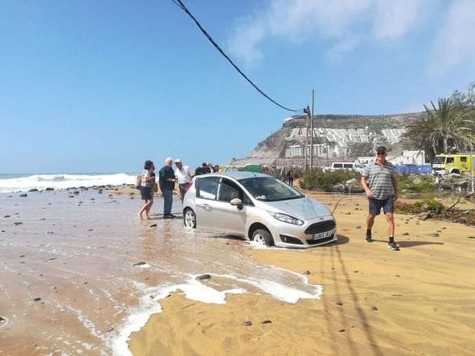 Unos turistas entran con el coche a la playa de Taurito y se queda enterrado en la arena