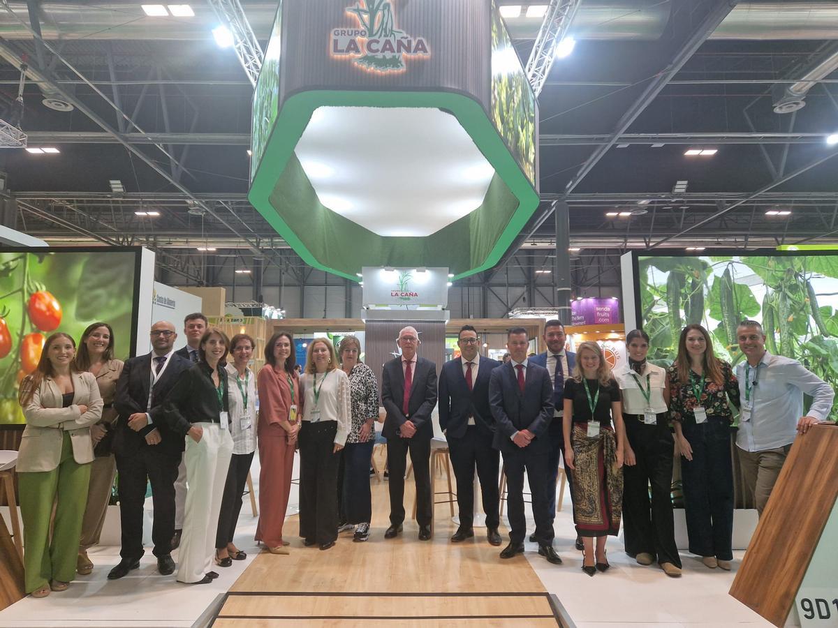 El equipo de dirección y comercial de Grupo La Caña que participó hace un mes en la edición 2025 de la feria internacional Fruit Attraction. Entre ellos están el director general, Miguel Angel García Correa, y la directora comercial, Beatriz García Carrillo, nietos del fundador, Miguel García Sánchez.