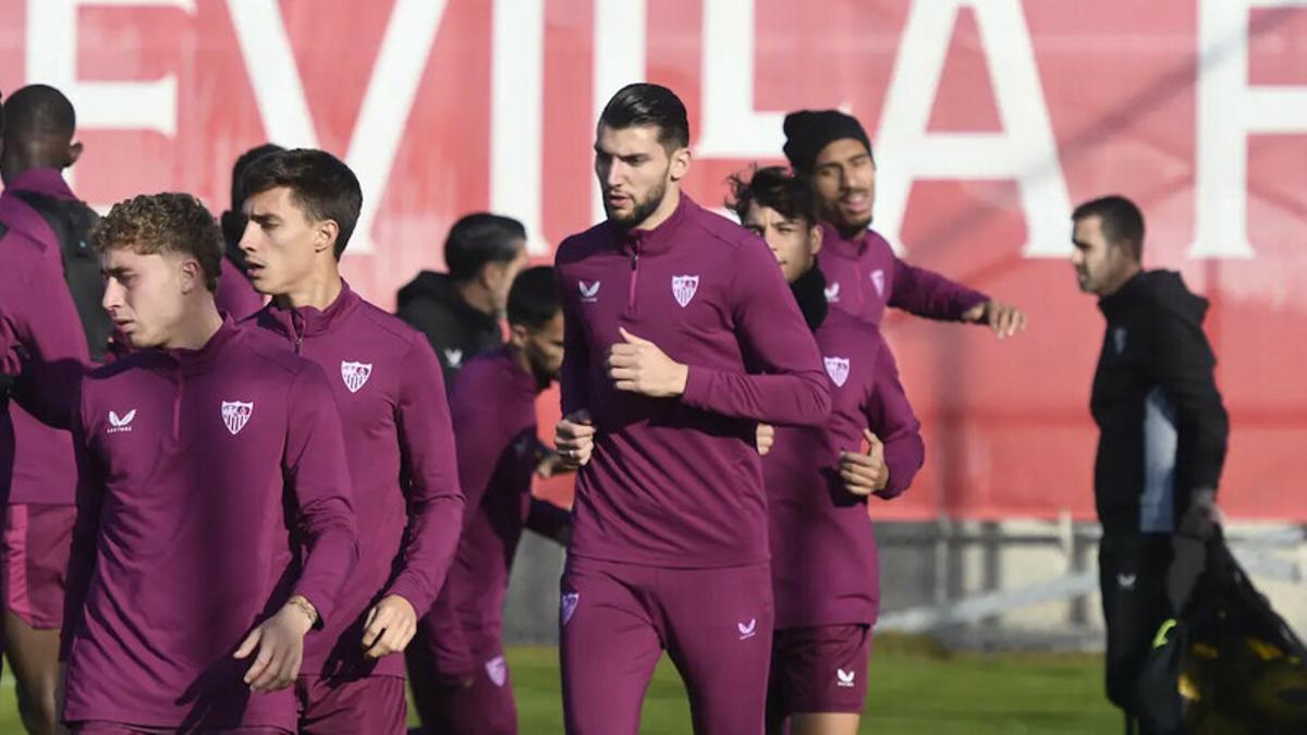 Rafa Mir entrenando con el Sevilla