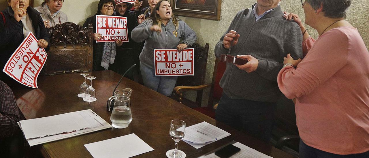 El alcalde, Paco Salom (Compromís), y la concejala Sara Diert (PSPV), en la algarada vecinal que obligó a posponer el pleno. | VICENT M. PASTOR