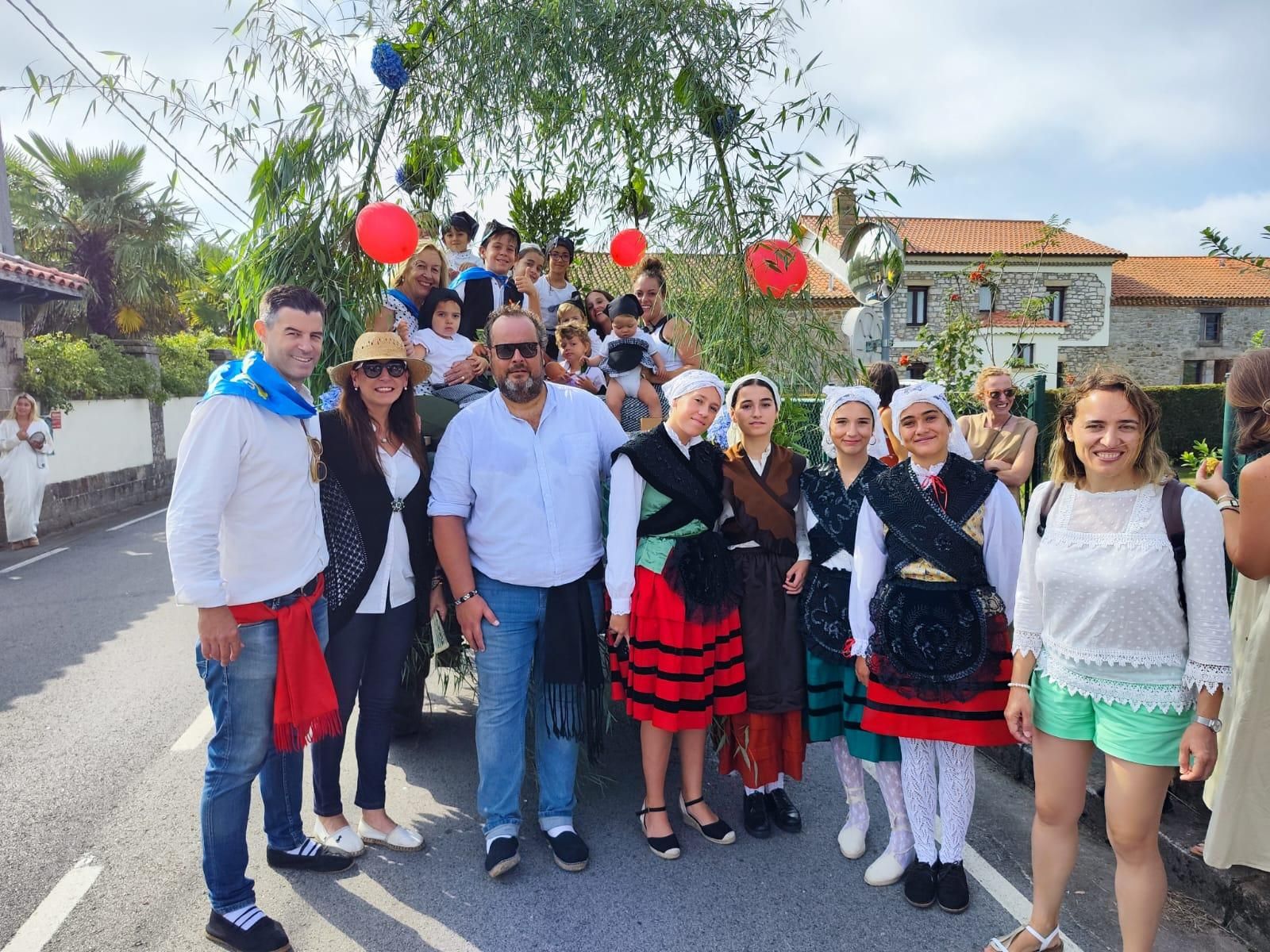 Quintueles, un derroche de color por San Bartolomé: así ha sido el desfile de carrozas