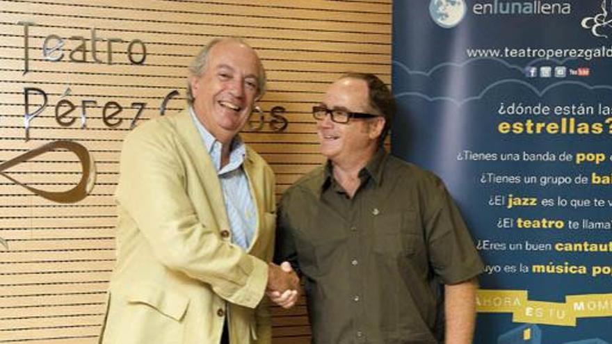 Juan Cambreleng y Miguel Ramírez, tras la firma del acuerdo.