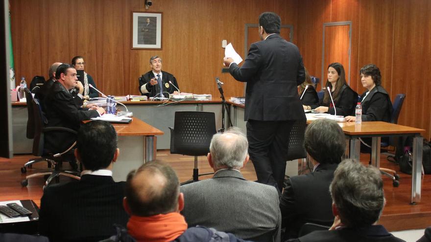 El presidente Al-Thani, antes de comenzar su comparecencia ante el juez.