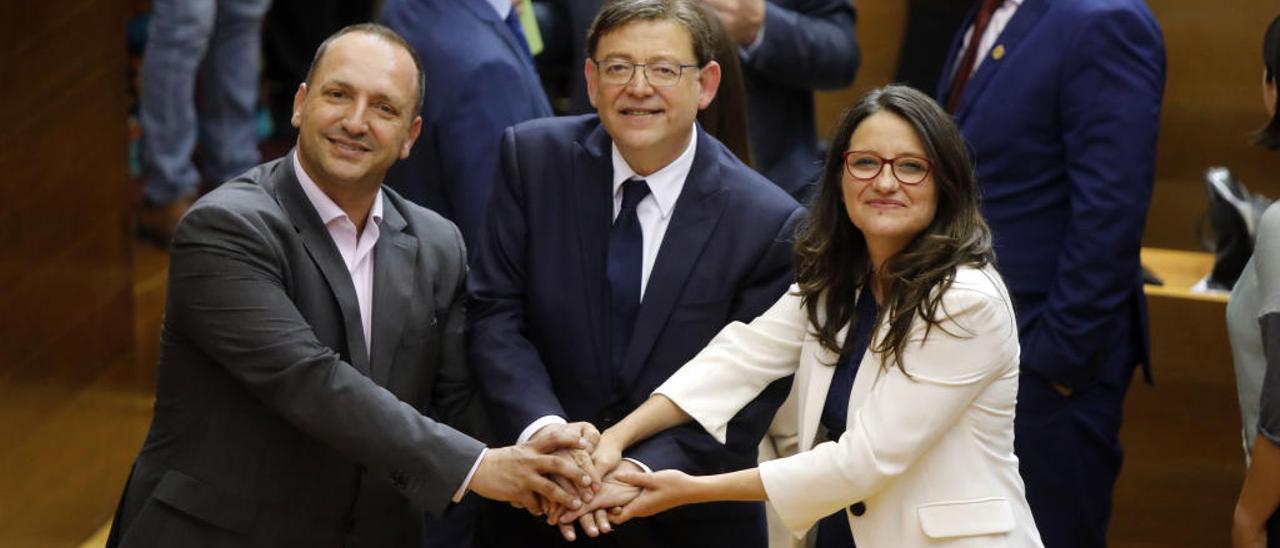 Rubén Martínez Dalmau, Ximo Puig y Mónica Oltra, celebran el acuerdo de gobierno.