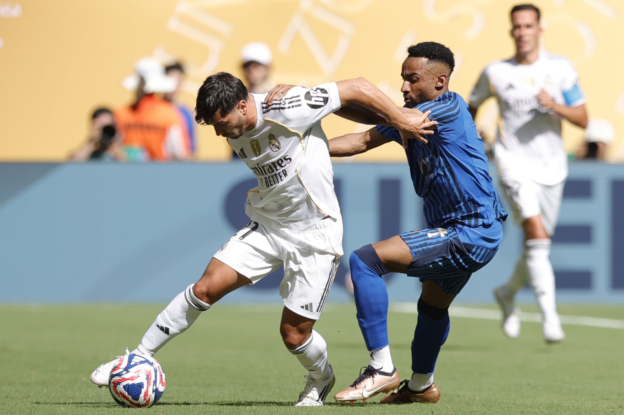 EVE6411. MIAMI (ESTADOS UNIDOS), 18/06/2025.- Brahim Díaz (i) de Real Madrid disputa el balón con Moteb Al-Harbi de Al Hilal este miércoles, en un partido del Mundial de Clubes entre el Real Madrid y Al Hilal en el estadio Hard Rock de Miami (EE.UU.). EFE/Andre Coelho