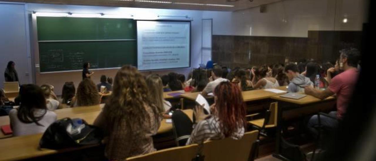 Los alumnos regresaron ayer a las aulas en la Universidad Miguel Hernández