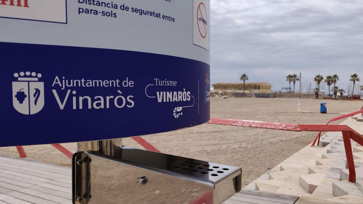 Vinaròs instala ceniceros en las playas y calas para conseguir una costa sin humo
