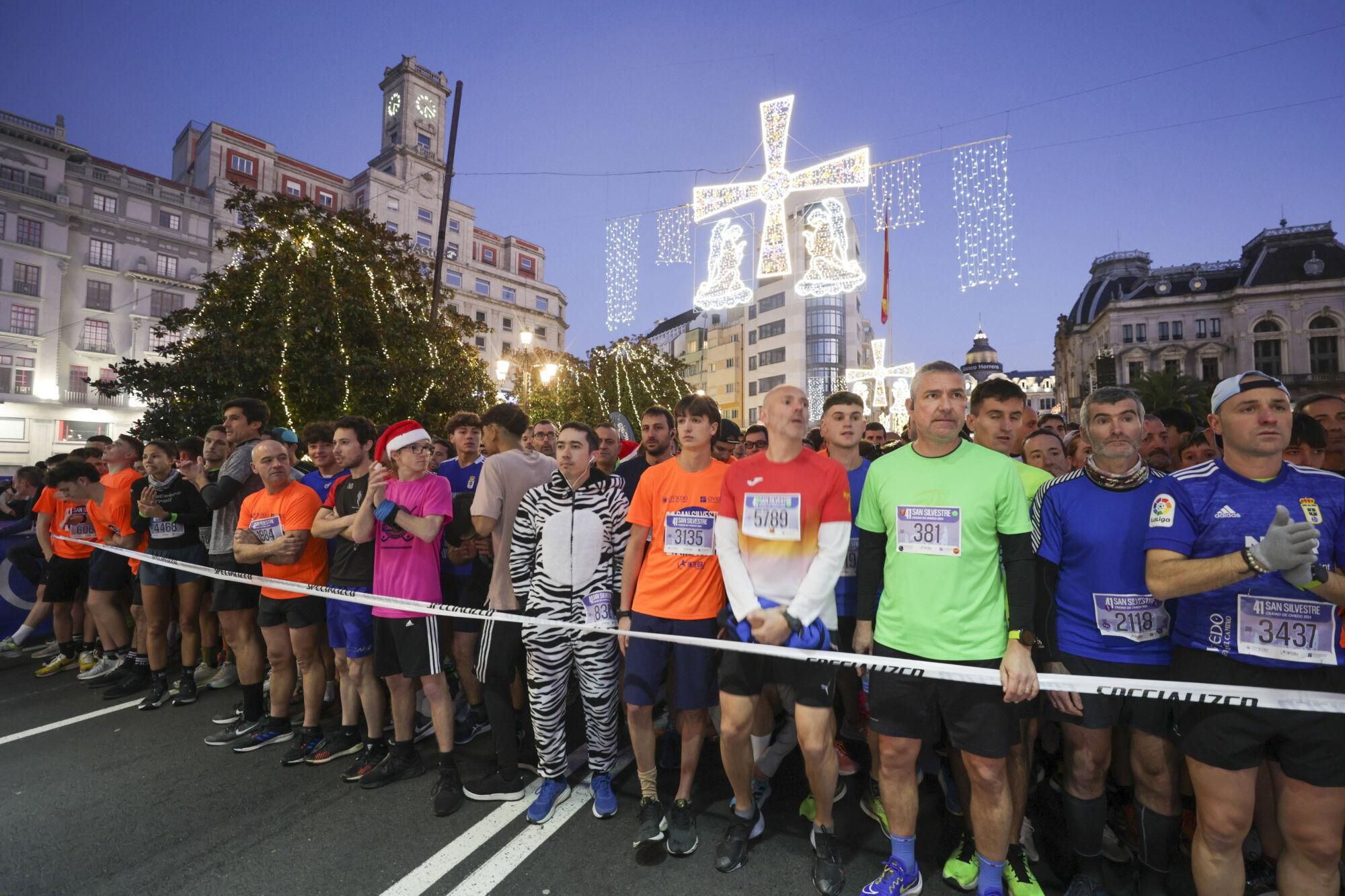 EN IMÁGENES: Alejandro Onís y Mariam Benkert saltan del segundo al primer puesto en la San Silvestre de Oviedo