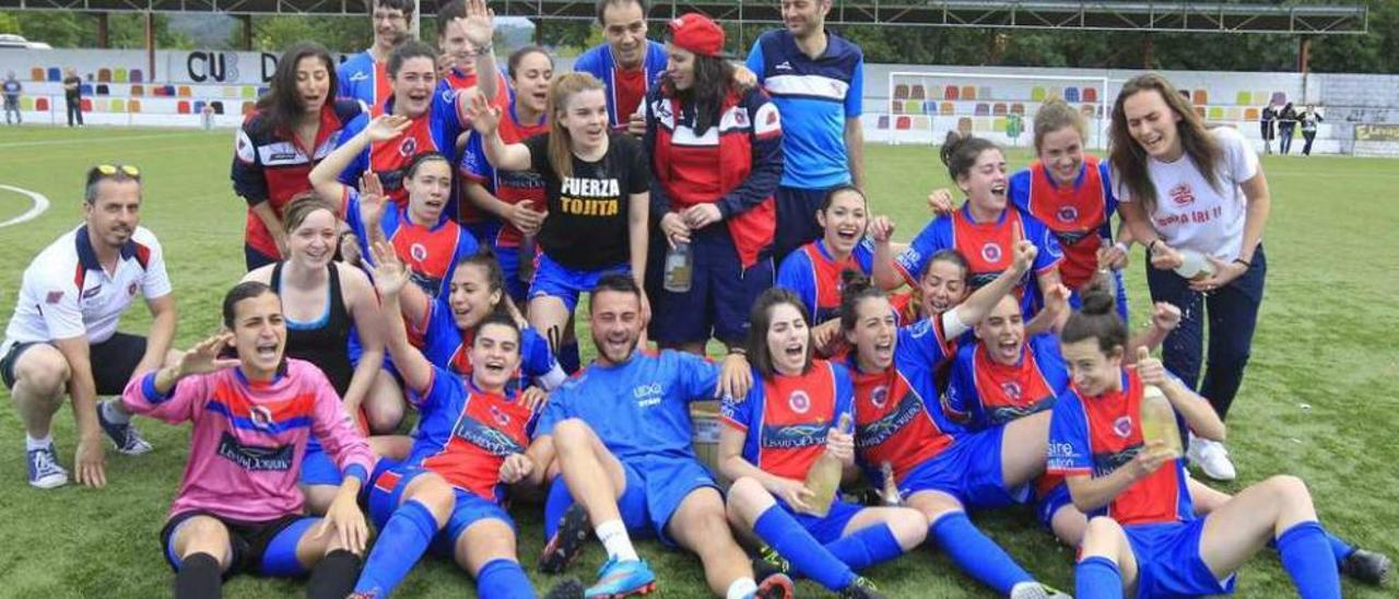 El cuerpo técnico y las jugadoras festejan el ascenso, ayer en el campo de Velle. // Jesús Regal