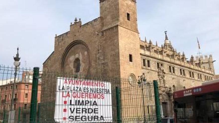 La Coordinadora de C. Vella escenifica con carteles su rechazo al proyecto de Brujas