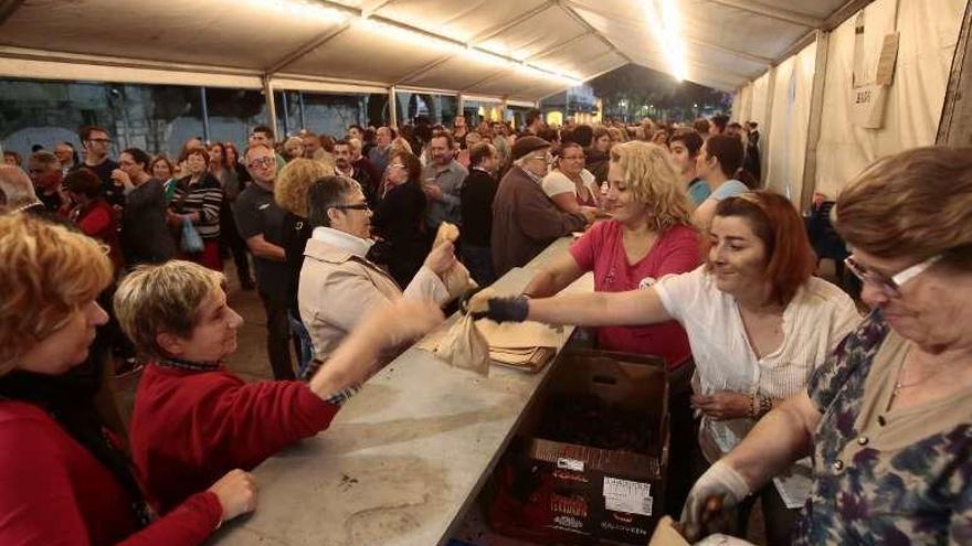 Cientos de vigueses esperan su turno para coger su ración.// A.Irago