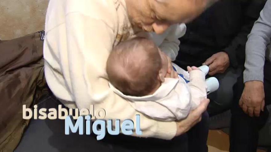 Bautizan a un bebé en presencia de sus ocho bisabuelos en Salamanca