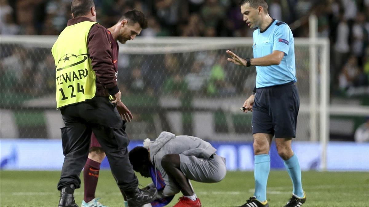 aguasch40318160 a fan who ran onto the pitch interrupting the match appears 170928002205