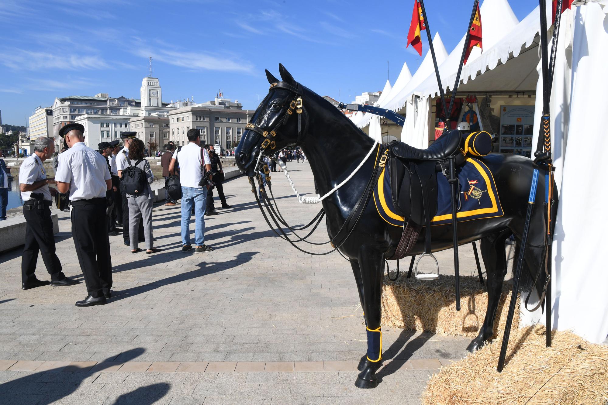 Exhibición de vehículos de la Policía Nacional expuestos en la Marina