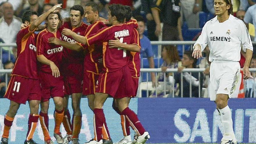 Los jugadores del Celta felicitan a Antonio Núñez, en el centro, tras su gol en el Bernabéu ante la decepción de Míchel Salgado. // B. Echevarri