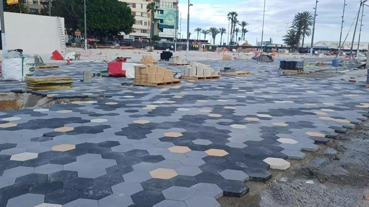 Así es el nuevo pavimento de los paseos del cantil de la bahía y la feria de Torrevieja envuelven el centro de ocio