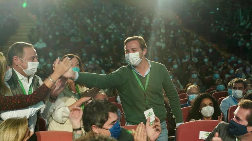 Antonio Repullo es aplaudido por el plenario, en el congreso del PP andaluz en Granada.