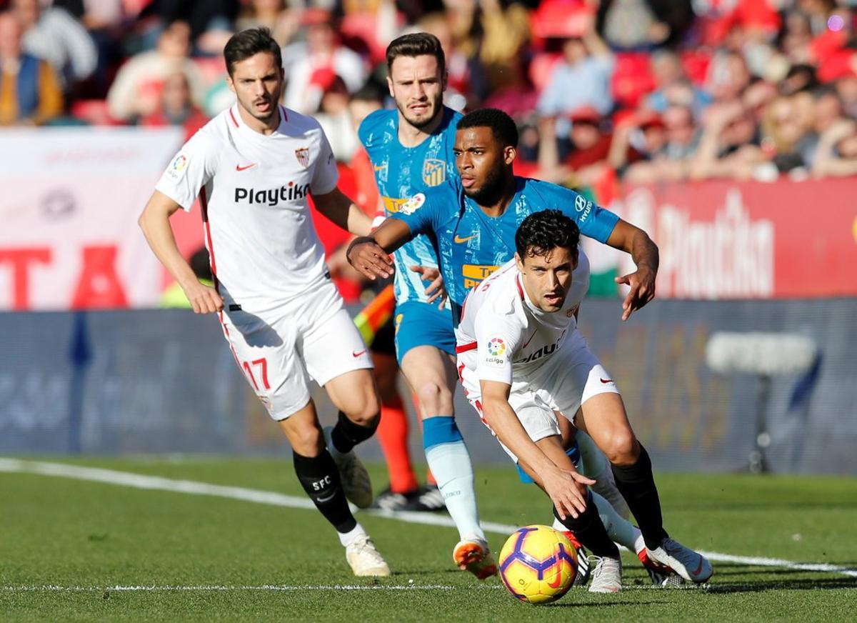 Soccer Football - La Liga Santander - Sevilla v Atletico Madrid - Ramon Sanchez Pizjuan  Seville  Spain - Janaury 6  2019  Sevilla s Jesus Navas in action with Atletico Madrid s Thomas Lemar   REUTERS Marcelo Del Pozo