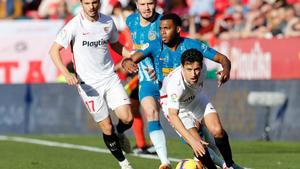 Soccer Football - La Liga Santander - Sevilla v Atletico Madrid - Ramon Sanchez Pizjuan  Seville  Spain - Janaury 6  2019  Sevilla s Jesus Navas in action with Atletico Madrid s Thomas Lemar   REUTERS Marcelo Del Pozo