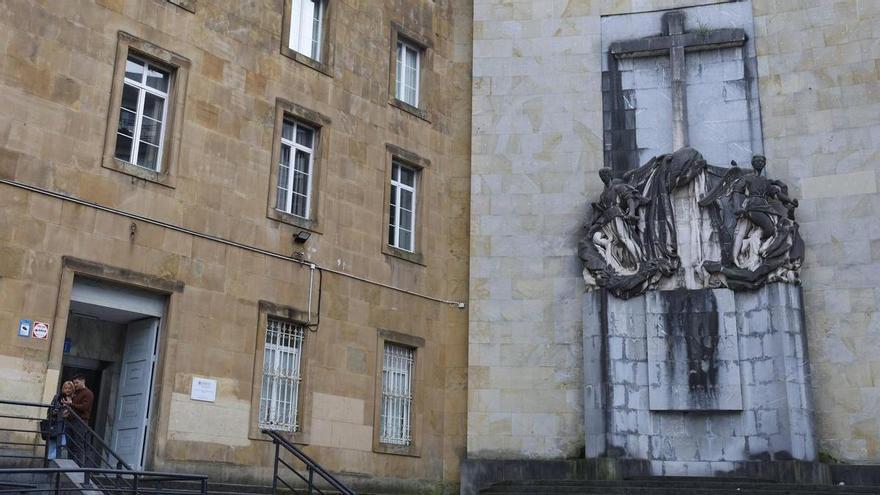 Rechazo frontal del gobierno local a la resolución ministerial para retirar el "Héroes del Simancas" de Gijón: "La Historia no se elimina; se estudia"