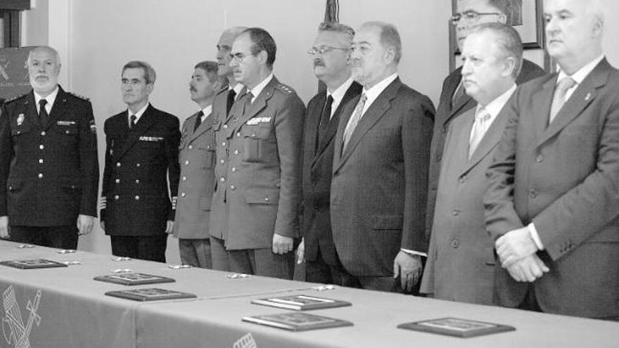 Baldomero Araújo (jefe superior), el capitán José Rodríguez (Marina), los coroneles Alcañiz («Príncipe» n.º 3), Argüelles (Defensa) y Santos (Guardia Civil); Antonio Trevín, Gabino de Lorenzo, Ignacio Vidau (TSJA), Ignacio Álvarez (Audiencia) y Julián González (Seguridad) guardan un minuto de silencio por Piñuel.