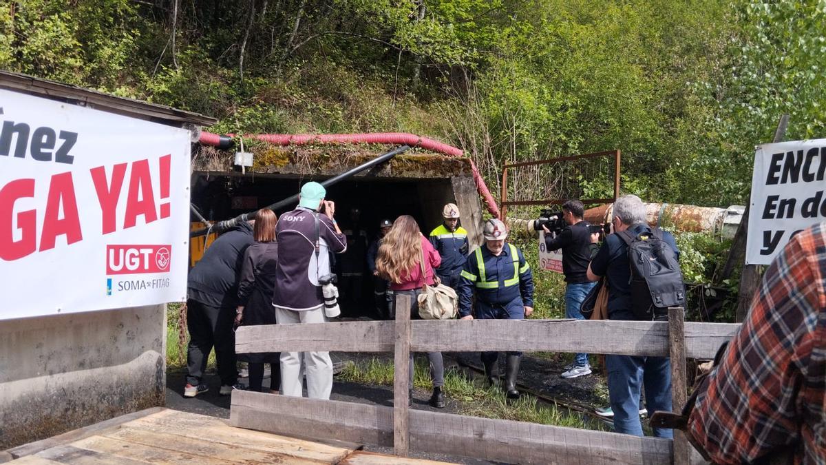Los mineros encerrados en Mina Miura mantienen la lucha tras nueve días: "Van pasando factura el frío y la humedad, pero hay que seguir"