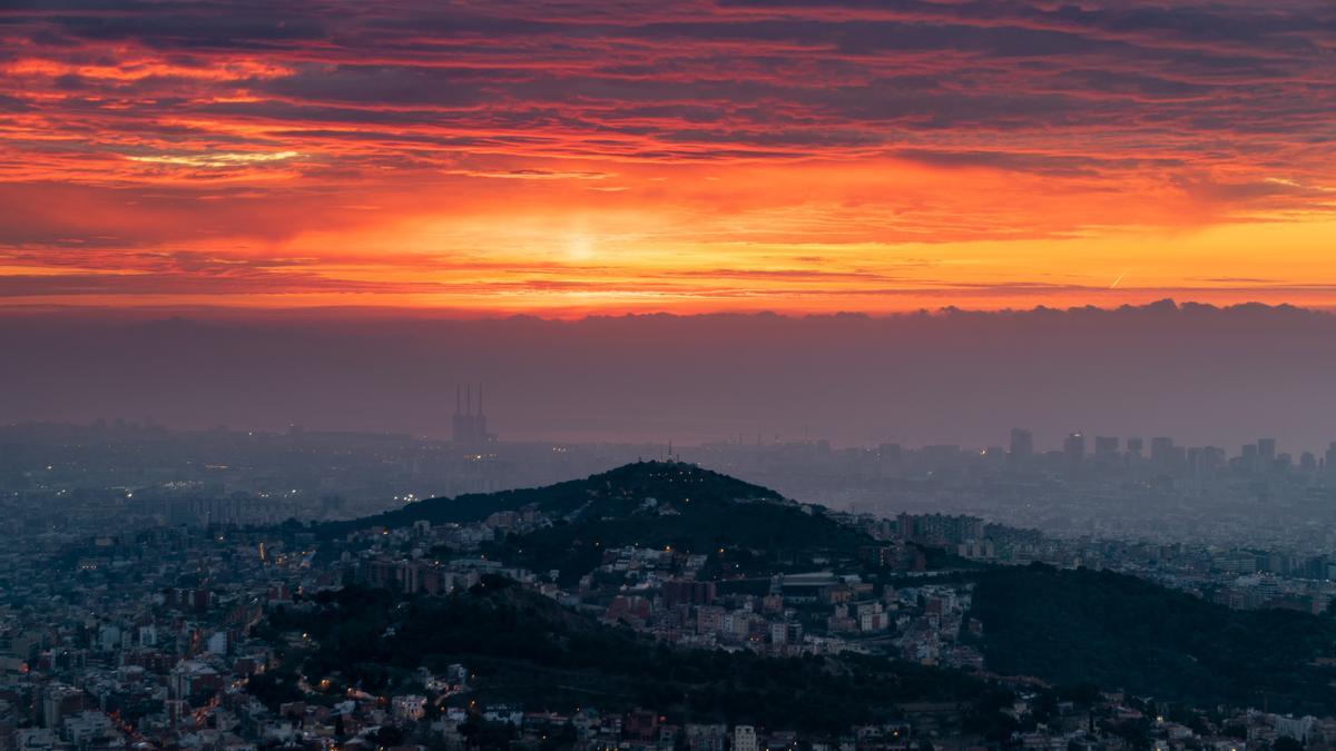Cielo rojizo antes de la salida del sol en Barcelona, el 23 de marzo del 2023