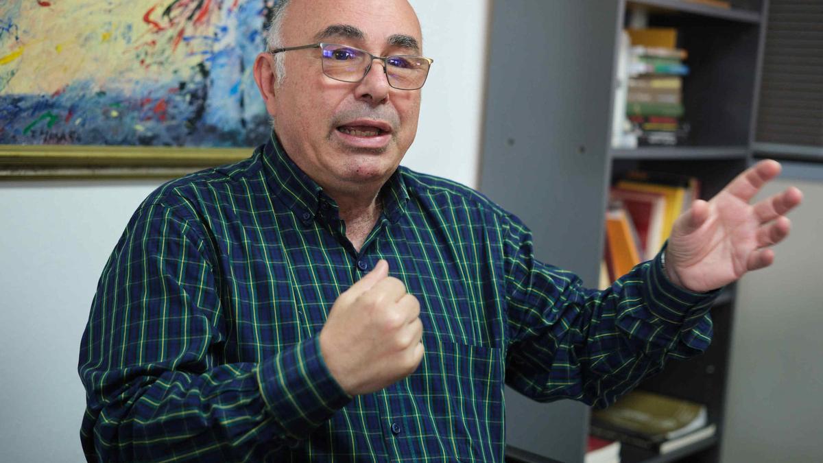 Manuel Hernández, catedrático de Historia de América de la Universidad de La Laguna