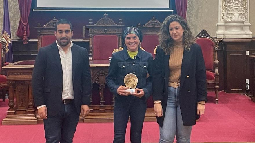 Pepa García recibe su premio como ganadora del Circuito de Palencia