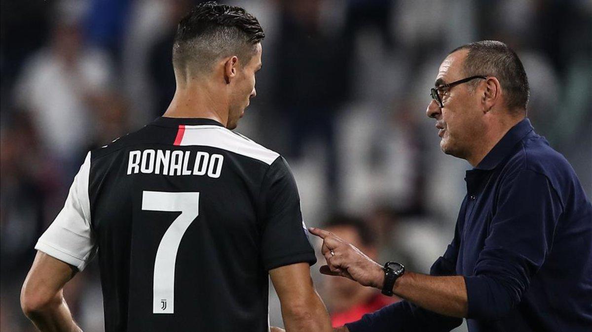 Cristiano Ronaldo junto a su entrenador Maurizio Sarri