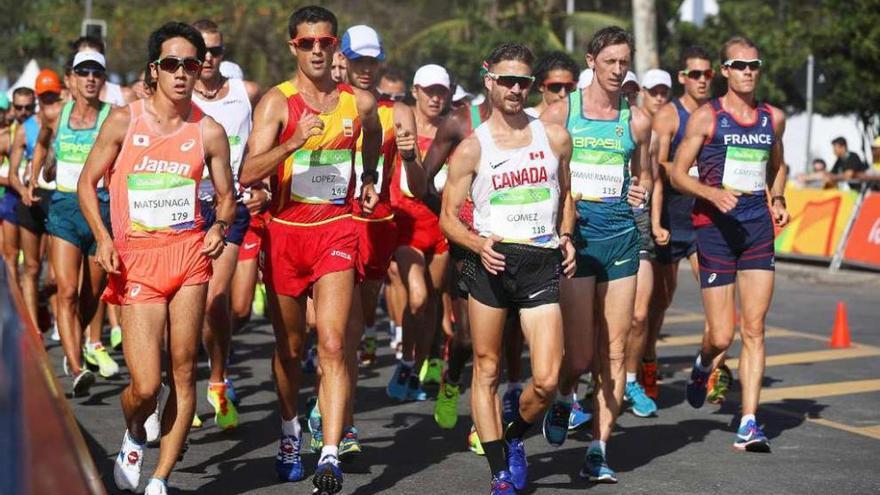 Miguel Angel López, en el centro, durante la prueba de ayer. // Efe