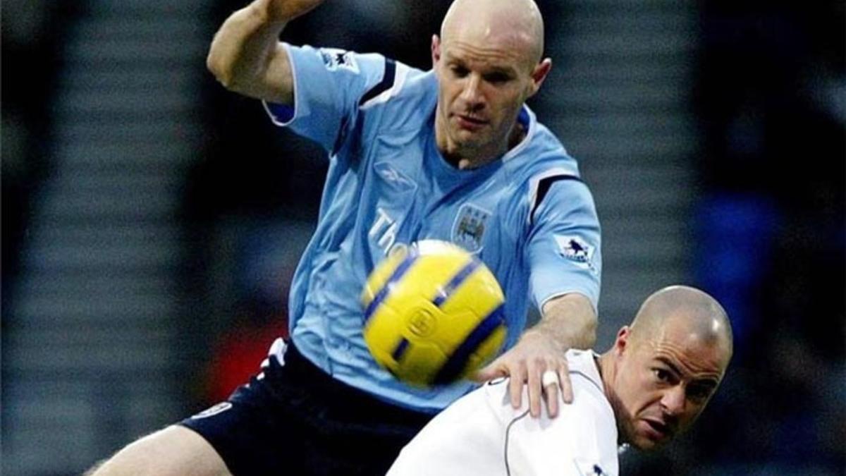 Mills, durante un partido del City en 2004