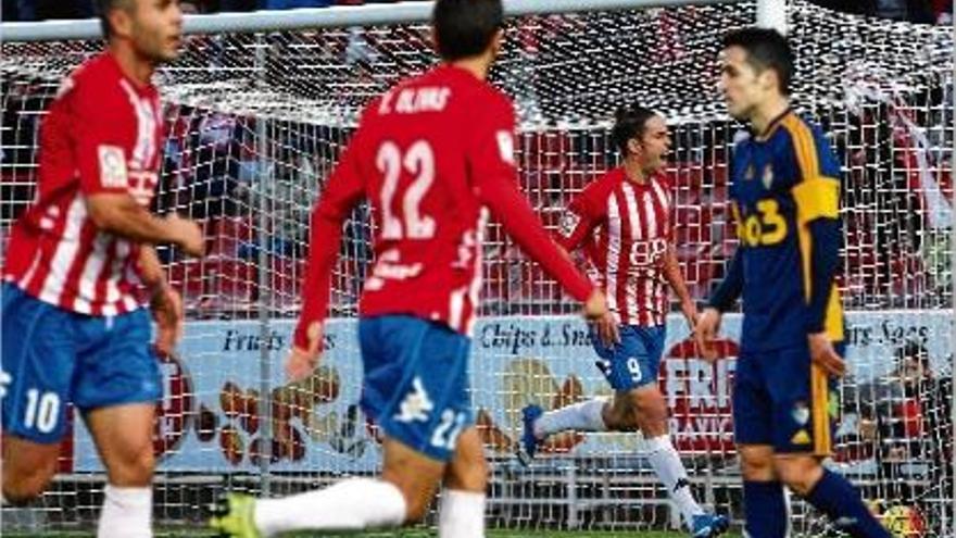 Jaime Mata celebra el gol que va obrir la golejada del Girona en el partit més plàcid de l&#039;any a casa.